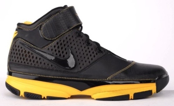 Kobe Bryant Nike Zoom Kobe II (2) Sheath, in colors black and yellow
