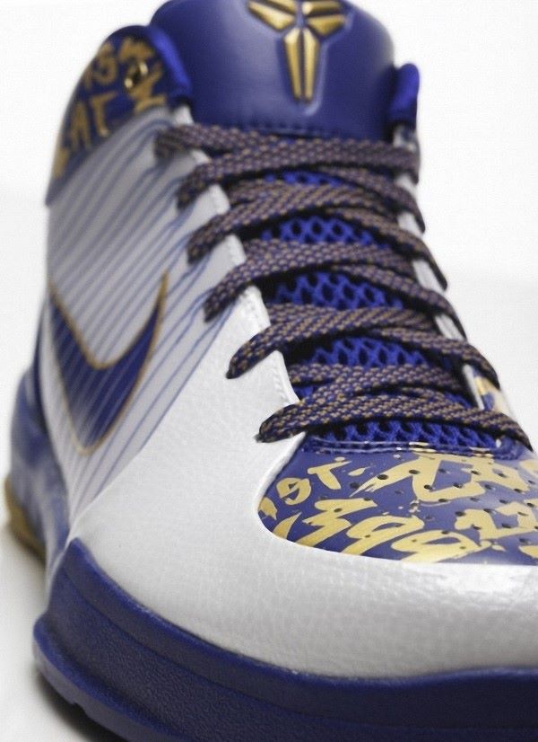 Kobe Bryant Nike Zoom Kobe IV (4), 61 Points Edition Nike iD (2009 NBA Finals) with colors purple, white and gold with stats of his 61 point-game at Madison Square Garden. Picture 04