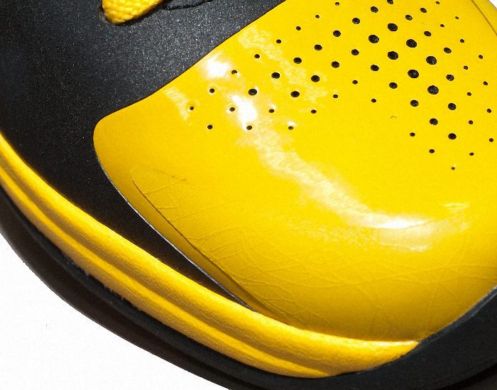 Kobe Bryant Nike Zoom Kobe V (5), Bruce Lee - Game of Death Edition with colors yellow, black and red. Picture 14