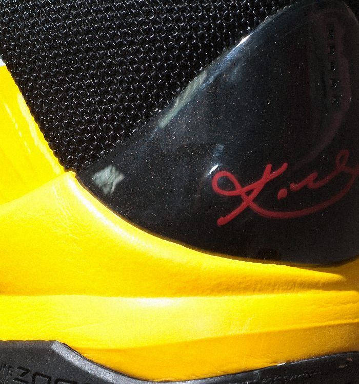 Kobe Bryant Nike Zoom Kobe V (5), Bruce Lee - Game of Death Edition with colors yellow, black and red. Picture 17