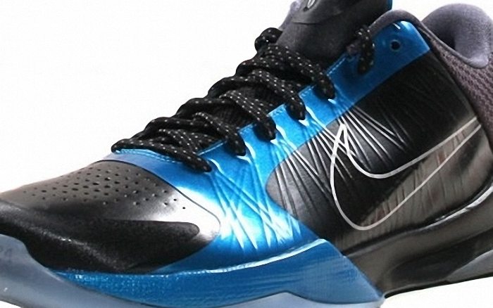 Kobe Bryant Nike Zoom Kobe V (5), Dark Knight Edition with colors black, metalic blue, white and red. Picture 04