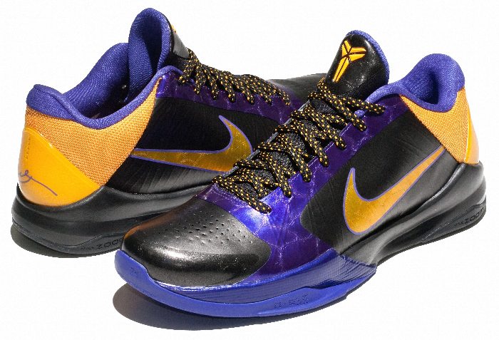 Kobe Bryant Nike Zoom Kobe V (5), Lakers Away Edition with colors black, purple and gold. Picture 01