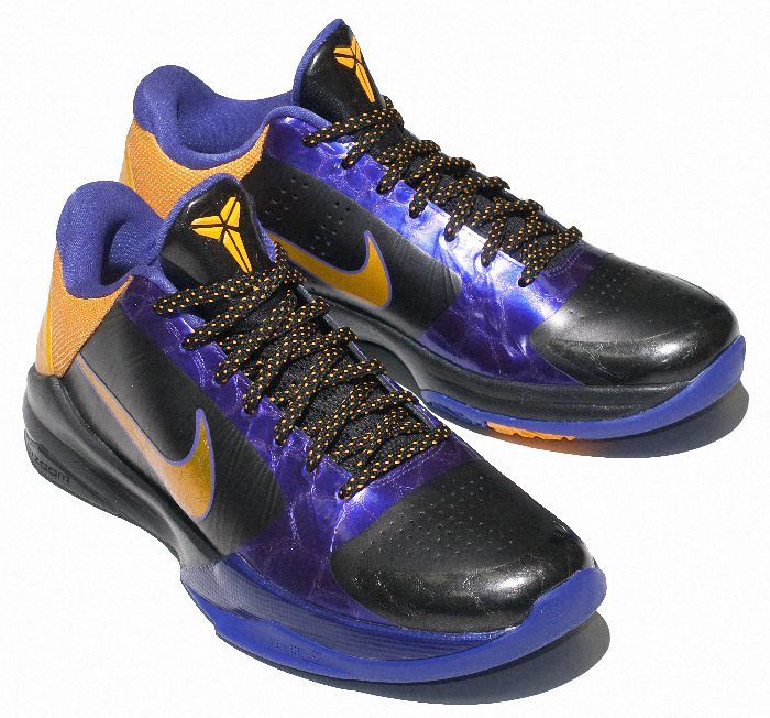 Kobe Bryant Nike Zoom Kobe V (5), Lakers Away Edition with colors black, purple and gold. Picture 03